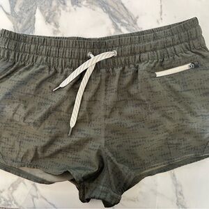Vuori Clementine short size M 2.5” rise NWOT